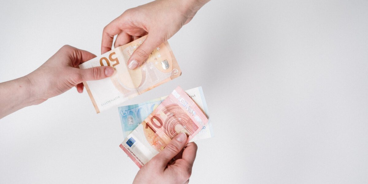 Banknoty Euro w dłoni - koszty prowadzenia Gewerbe w Niemczech